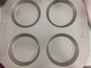 7、花菜底迷你披萨,模具里刷一层油