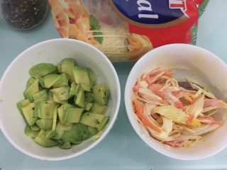 9、花菜底迷你披萨,提前准备好的配料:牛油果切小放点黑胡椒碎、蒜盐、柠檬汁,蟹肉棒撕小加点沙拉酱拌匀