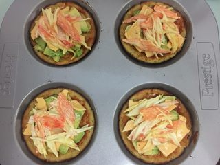 12、花菜底迷你披萨,放入牛油果、蟹肉棒、芝士片(我用的就是夹三明治的芝士片)