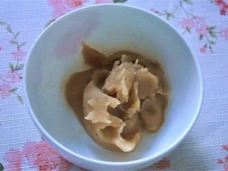 1、萌猴红糖汤圆,白云豆加少量水放进电饭煲煮烂去水取出倒成泥，把板栗泥和白云豆泥混合后加适量白糖，锅内猪油烧热融化。放进混合的板栗豆沙泥炒片刻，炒干揉成球备用