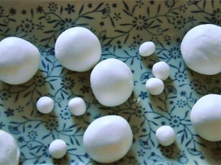 5、萌猴红糖汤圆,把糯米面分成若干个17克的大丸子和一点点大的小丸子，揉好盖上保鲜膜