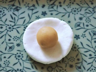 6、萌猴红糖汤圆,把大丸子捏扁，放上馅包好，如果裂了可以蘸点水就不开口了