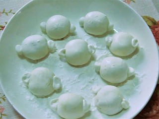 7、萌猴红糖汤圆,包好的丸子两边沾一点水，把两个小丸子黏上去做猴子耳朵