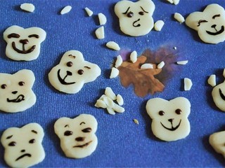 8、萌猴红糖汤圆,把奶干或芝士片划出猴子脸型和面部表情