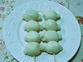 10、萌猴红糖汤圆,可用用竹签把汤圆串起来