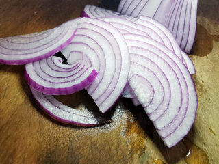 7、吐司培根披萨,洋葱切丝