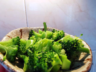 8、吐司培根披萨,西兰花切碎汆烫