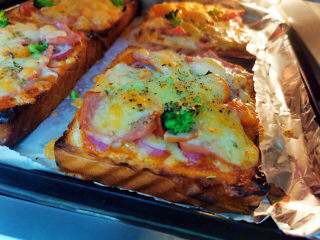 19、吐司培根披萨,烤15分钟左右即可