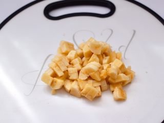 3、香蕉蜂蜜奶昔,再用刀把香蕉切成小丁。