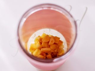 4、香蕉蜂蜜奶昔,把切丁的香蕉，放入果汁杯里，