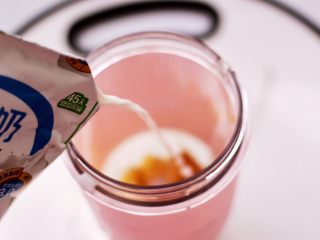 6、香蕉蜂蜜奶昔,加入纯牛奶。