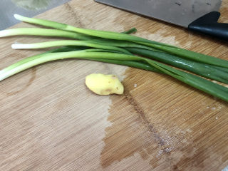 4、黄豆猪脚汤➕白萝卜花生黄豆猪脚汤,小葱择好洗净，姜洗净去皮