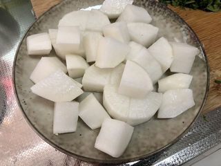 19、黄豆猪脚汤➕白萝卜花生黄豆猪脚汤,切滚刀块或者图中小块