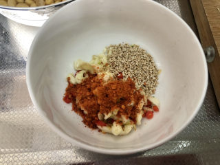 21、黄豆猪脚汤➕白萝卜花生黄豆猪脚汤,取耐热的碗，加入姜末蒜蓉小米辣，一汤匙熟白芝麻，半汤匙辣椒粉