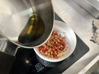 22、黄豆猪脚汤➕白萝卜花生黄豆猪脚汤,分次淋上八成热的热油，搅拌均匀