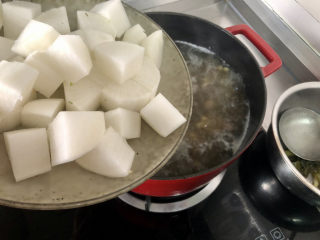 32、黄豆猪脚汤➕白萝卜花生黄豆猪脚汤,加入白萝卜块