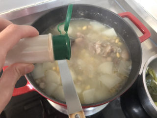 35、黄豆猪脚汤➕白萝卜花生黄豆猪脚汤,撒上少许白胡椒粉，