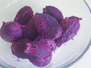 5、自制紫薯粉,将剥好的紫薯仔放进干净的大碗