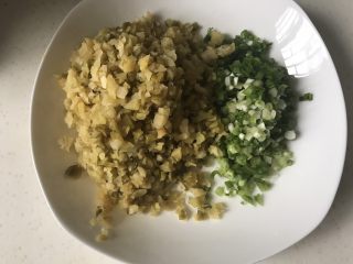 1、榨菜鲜肉月饼,榨菜跟小葱洗干净切碎