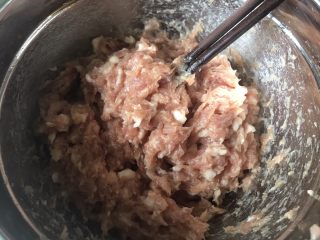 3、榨菜鲜肉月饼,往一个方向搅拌，搅拌到肉起筋