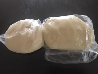 6、榨菜鲜肉月饼,水油皮材料全部混合揉均匀装保鲜袋松弛一个小时，油皮要使劲揉揉，油酥材料混合揉均匀装保鲜袋松弛一个小时