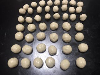 7、榨菜鲜肉月饼,油皮跟油酥每个平均分成16个