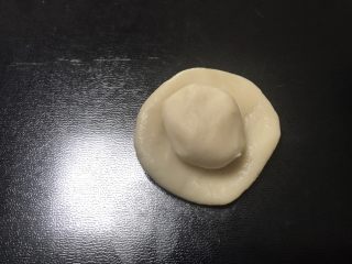 8、榨菜鲜肉月饼,拿油皮一个包入油酥