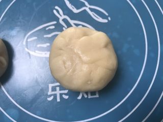 16、榨菜鲜肉月饼,像包包子一样捏住