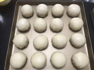 17、榨菜鲜肉月饼,收口朝下放入烤盘