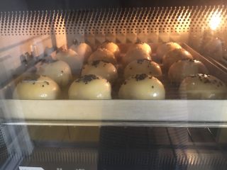 20、榨菜鲜肉月饼,送人烤箱185度中层45分钟，