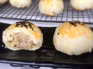 22、榨菜鲜肉月饼,咬一口，好次好次，大儿子吃过晚饭还吃了两个