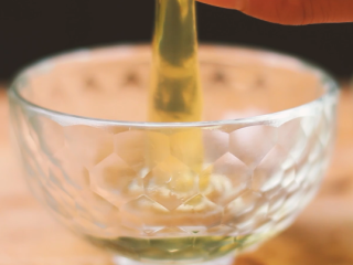 2、意大利芝士烤牛排,蛋清蛋黄分离，蛋黄中倒入白葡萄酒。