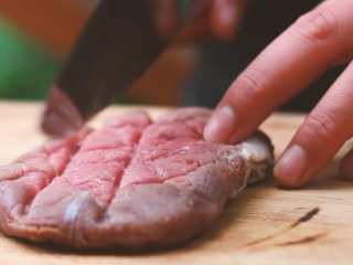 6、意大利芝士烤牛排,牛肉打网格刀。