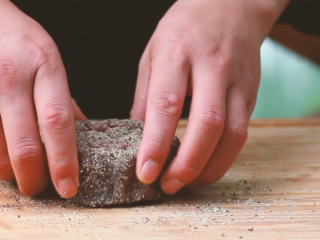 7、意大利芝士烤牛排,正反面均匀撒上黑胡椒、白胡椒、海盐，整理形状。