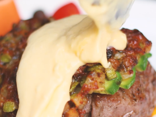 12、意大利芝士烤牛排,热黄油，加入蛋黄、白葡萄酒，加热搅拌打发，加入热化的黄油、柠檬汁、海盐，淋在牛排上。