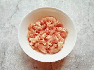 1、冬至美食  鲜肉酥饼,准备好肉馅。