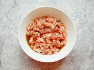 3、冬至美食  鲜肉酥饼,加入香油搅打均匀。