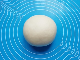 6、冬至美食  鲜肉酥饼,将油皮的所有食材放在一起，揉成光滑的面团，装进保鲜袋松弛半个小时。