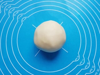 7、冬至美食  鲜肉酥饼,将酥皮的食材放在一起，揉捏成团。