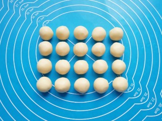 8、冬至美食  鲜肉酥饼,分成20份（差不多7g一份），搓圆备用。