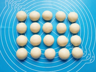 9、冬至美食  鲜肉酥饼,松弛好的油皮面团也分成20份（差不多16-17g一份），搓圆盖上保鲜膜备用。