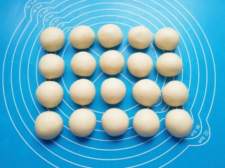 11、冬至美食  鲜肉酥饼,所有的油酥包好以后收口朝下摆放，盖上保鲜膜备用。