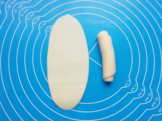 12、冬至美食  鲜肉酥饼,包好的油酥皮擀开，然后卷起来，收口朝下摆放，盖上保鲜膜备用。