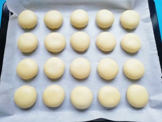 17、冬至美食  鲜肉酥饼,烤盘上铺油纸，放上做好的鲜肉酥饼。