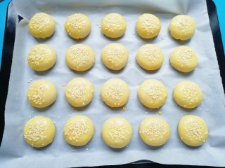 18、冬至美食  鲜肉酥饼,刷上一层蛋黄液，撒上熟白芝麻。