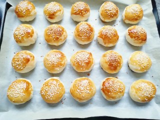 21、冬至美食  鲜肉酥饼,鲜肉酥饼出炉啦（注意鲜肉酥饼的表皮颜色，觉得上色满意以后就在上面盖张锡纸）！