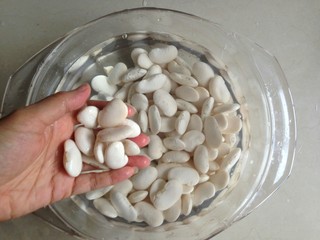 1、咖啡味桃山月饼,白芸豆提前一晚浸泡好。