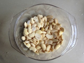 2、咖啡味桃山月饼,浸泡好后，把外皮剥掉。