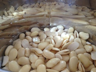 3、咖啡味桃山月饼,放入高压锅内，加入刚没过豆的水，按下煮豆键。