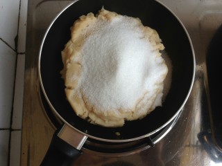 7、咖啡味桃山月饼,加入砂糖，小火炒至糖融化。分次加入玉米油，炒至抱团即可。